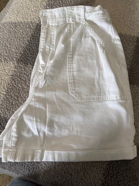 Gloria Vanderbilt White High-Rise Casual Shorts